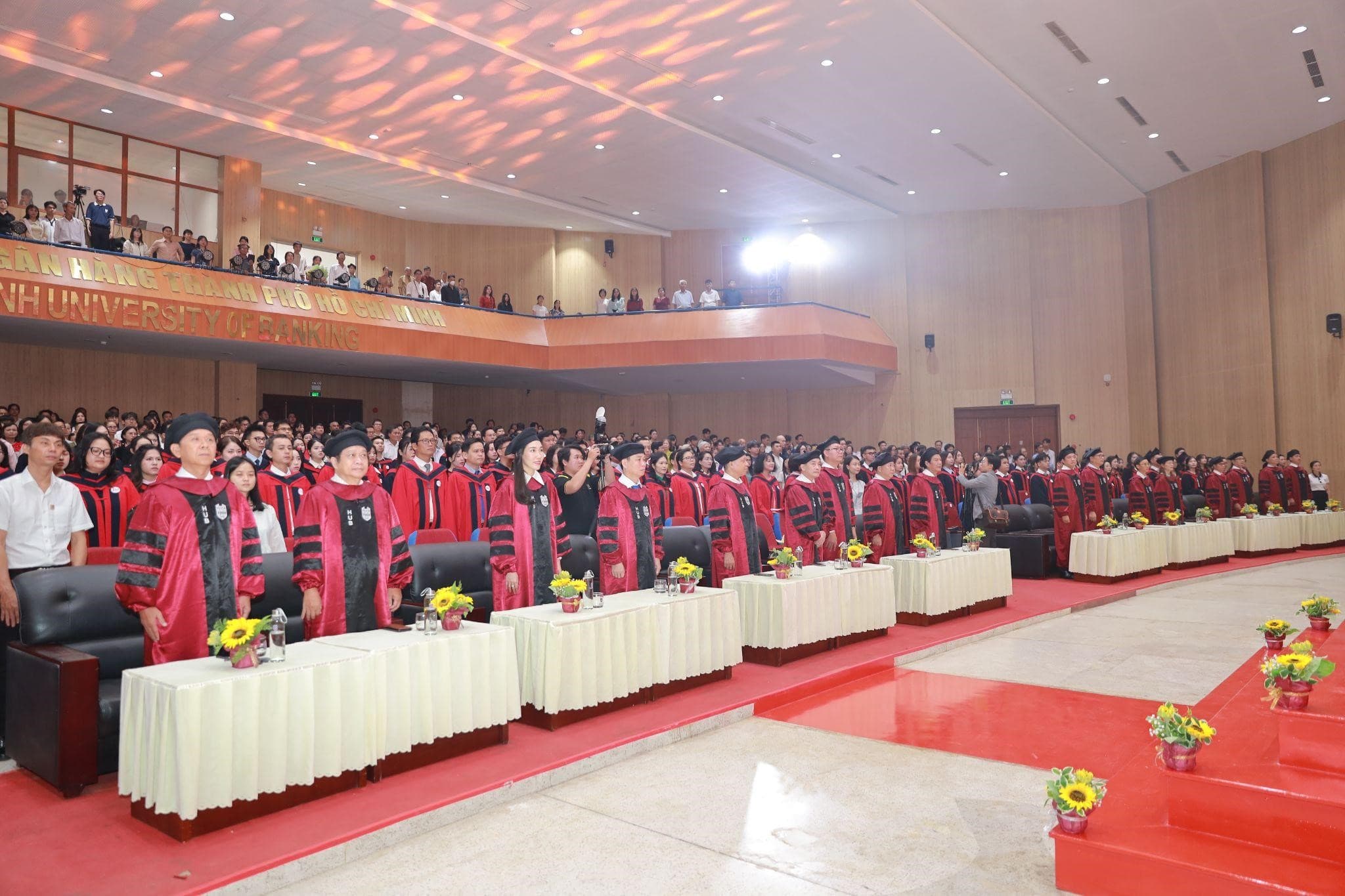 Lễ Trao Bằng Tốt Nghiệp “Mùa Đông” Của Trường Đại Học Ngân Hàng TP. Hồ Chí Minh: Tưng Bừng Trong Ngày Tốt Nghiệp Đầu Tiên